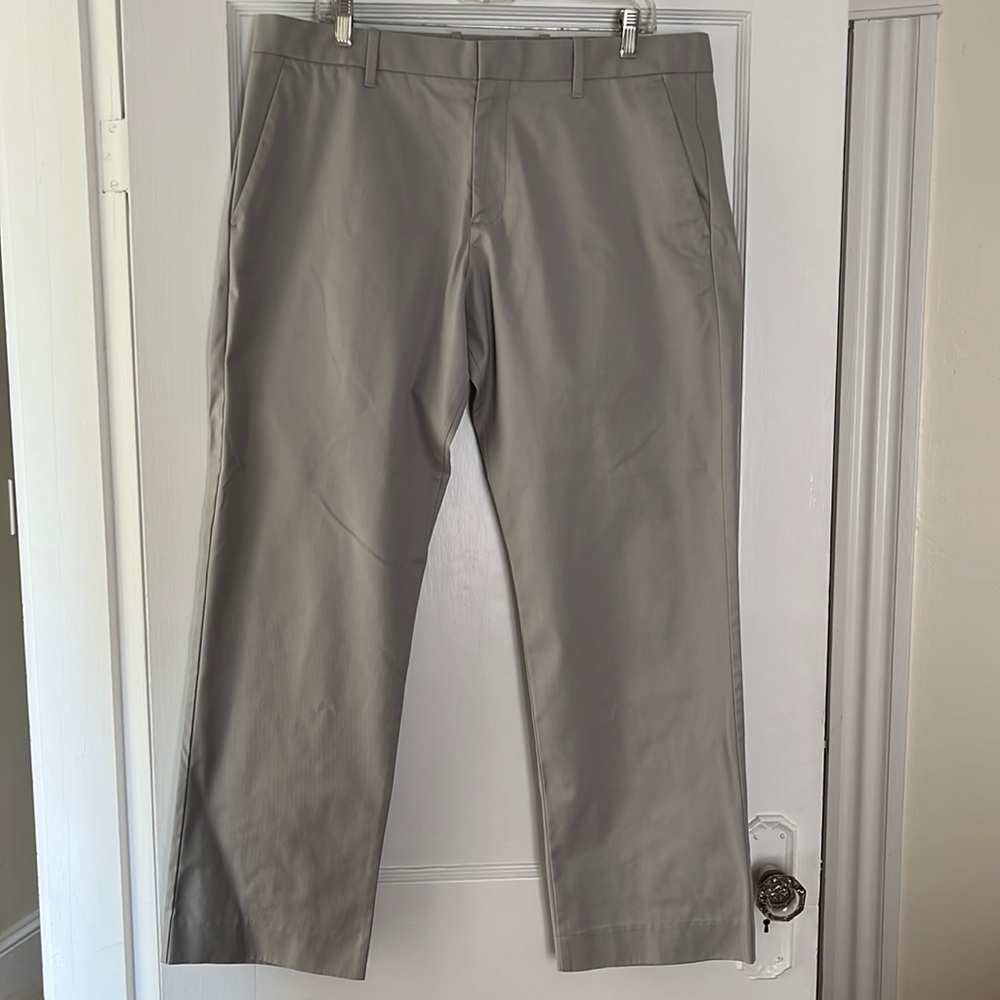 Gap khaki men’s 36x30 light gray trousers straight fit